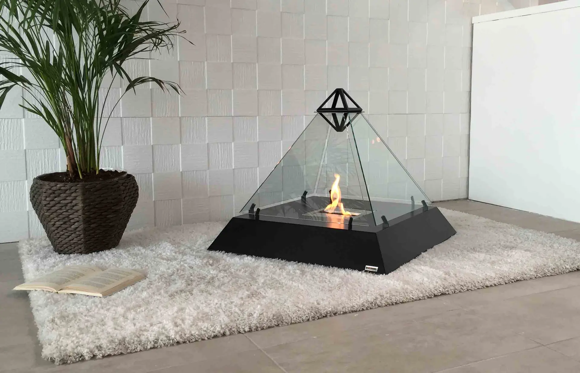 La cheminée décorative au bioéthanol est la nouvelle tendance en matière d’ameublement dans toute l’Europe. L’effet d’une  véritable flamme sans les contraintes liées à l’installation d’une conduite de cheminée, ainsi que l’absence de fumée, de cendre et de suie en font un objet d’ameublement polyvalent et recherché, qui complète et met en valeur n’importe quel type de milieu grâce au charme du feu.